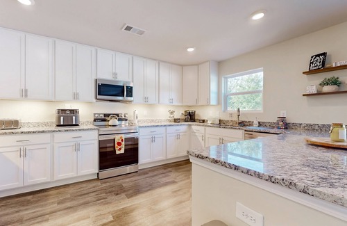 Anderson House | Newly built house with private putting green, fenced in yard + dog friendly