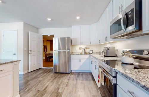 Anderson House | Newly built house with private putting green, fenced in yard + dog friendly
