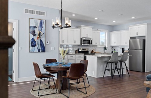 Raytown House | Newly Built Lux Home Sleeps 8!