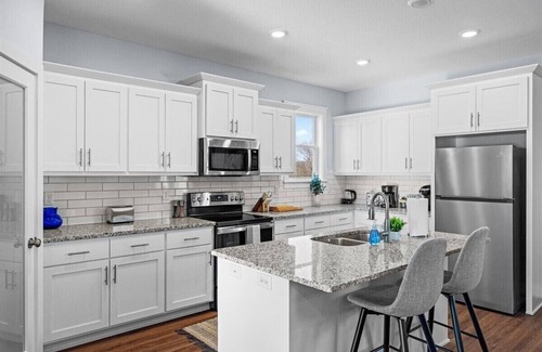 Raytown House | Newly Built Lux Home Sleeps 8!