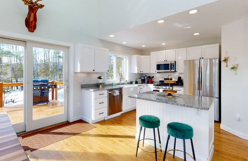 Bethel House | Newly built mountain-view home with private hot tub & wraparound deck