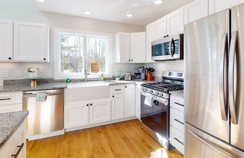 Bethel House | Newly built mountain-view home with private hot tub & wraparound deck