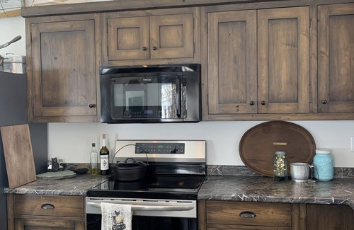 Gardiner Cabin | Newly built Sage Cabin -4 miles from YNP & Hot Springs in 13 acre horse ranch.