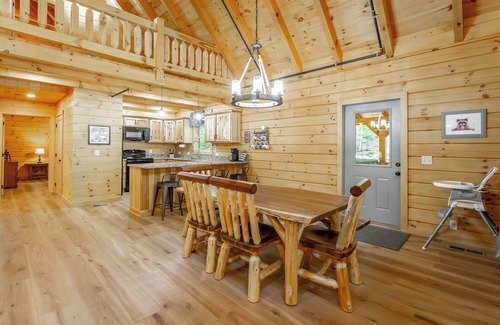 Lookout Valley Neighborhood Association Cabin | Newly Built, Secluded Log Cabin. 15 min to Downtown. Hot Tub.
