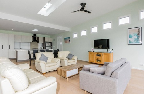 Inverloch House | Newly built with WiFi & Healthclub, pool & gym access