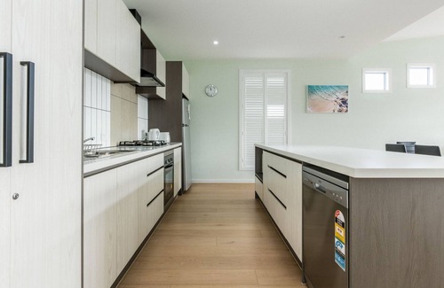Inverloch House | Newly built with WiFi & Healthclub, pool & gym access