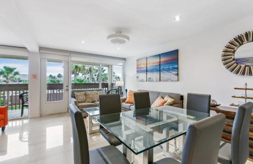 South Padre Island House | Newly decorated condo in beautiful beachfront resort