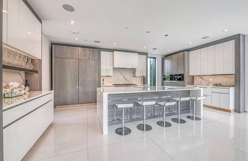 Bridgehampton House | Newly developed contemporary home situated on 1.5 acres.