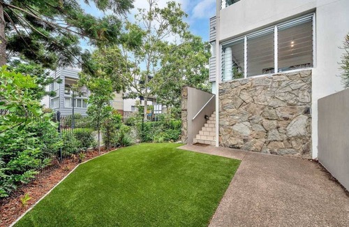 Bulimba Apartment | NEWLY FURNISHED APARTMENT/3BEDROOM with 4BEDS, LARGE POOL, BACK DECK & GARDEN.
