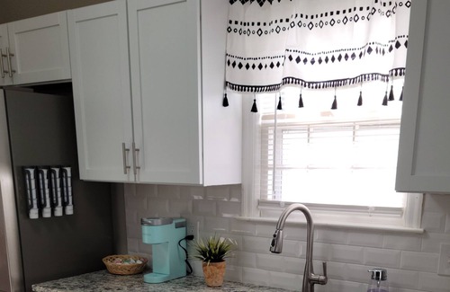 South Kansas City House | Newly furnished bungalow near Brookside