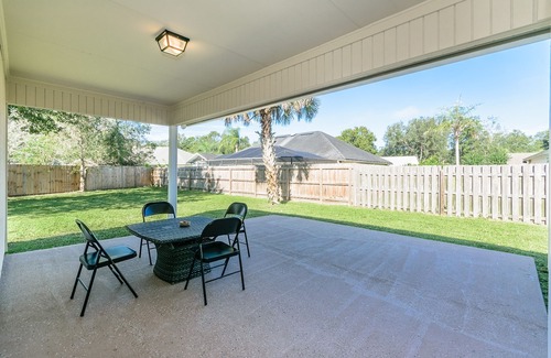 East Arlington House | Newly re-modeled, Spacious and Clean home in Great neighborhood - 65' SmartTV!
