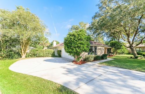 East Arlington House | Newly re-modeled, Spacious and Clean home in Great neighborhood - 65' SmartTV!