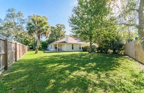 East Arlington House | Newly re-modeled, Spacious and Clean home in Great neighborhood - 65' SmartTV!