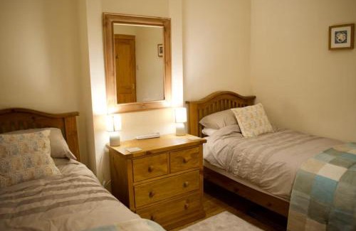 Restalrig Apartment | Newly Refurbed Home with Free Parking