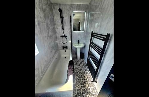 Bridgwater House | Newly refurbed - sleeps 6 - long stay