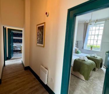 Gloucester Apartment | Newly refurbished, 2BD, 1Bath, Free Parking, Central