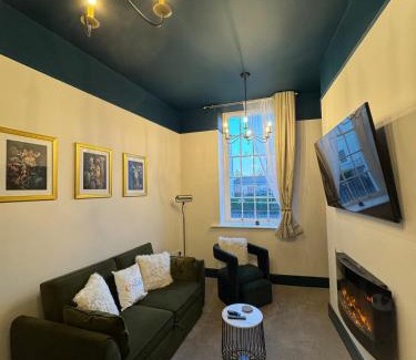 Gloucester Apartment | Newly refurbished, 2BD, 1Bath, Free Parking, Central