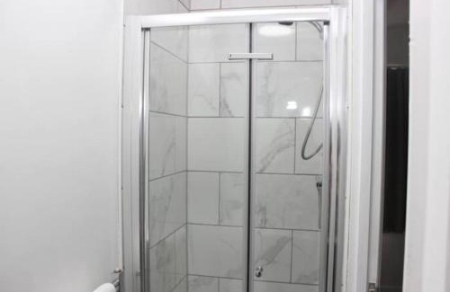 Staines House | Newly Refurbished 3 Bed 2.5 Bath House in Staines