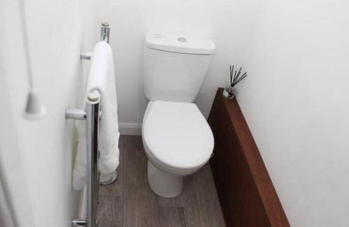 Staines House | Newly Refurbished 3 Bed 2.5 Bath House in Staines