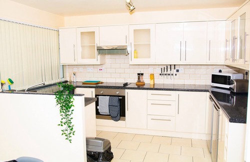 Cradley House | Newly Refurbished 3 bedroom house B32 area