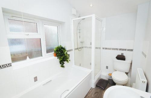Norwich House | Newly Refurbished House - 10 Minute Walk From City Centre