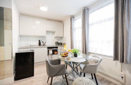 College Park and Old Oak Apartment | Newly refurbished Studio in Kensal green