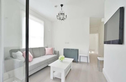 Earlsfield Apartment | Newly refurbished, stylish 3BD in Wandsworth