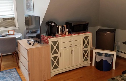 Watertown Apartment | Newly refurbished, Sunny bright In-law suite.15 minute easy drive to Boston