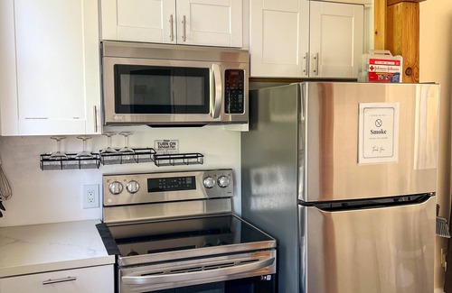 Downtown Sacramento Apartment | Newly Remodel Duplex Free Parking 3-Bed-1 Bath.