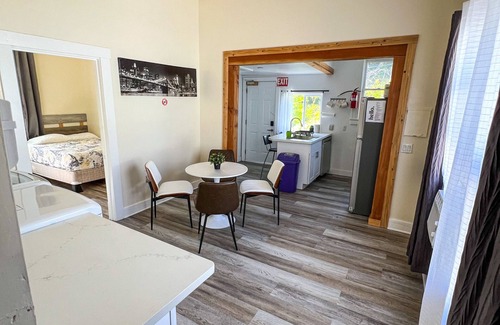 Downtown Sacramento Apartment | Newly Remodel Duplex Free Parking 3-Bed-1 Bath.