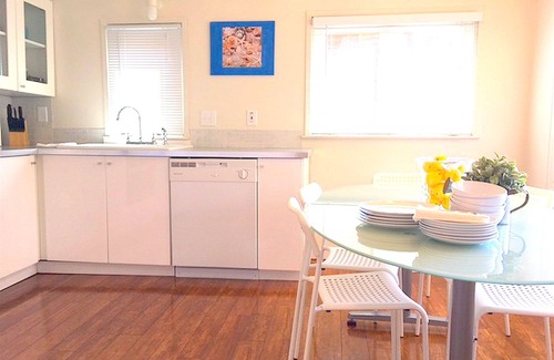 Golden Rectangle House | Newly Remodeled Downtown Cottage. 1 block to shops, arts, eats. 5 blks to Beach