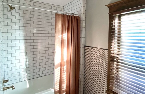 Ellendale House | Newly remodeled 100+year old 3 bed 2 bath house with original wood work.