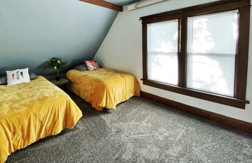 Ellendale House | Newly remodeled 100+year old 3 bed 2 bath house with original wood work.