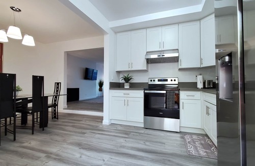 North of Wilshire House | Newly remodeled 2+2.5 Townhouse in Prime Santa Monica - assigned parking space