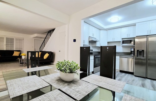 North of Wilshire House | Newly remodeled 2+2.5 Townhouse in Prime Santa Monica - assigned parking space