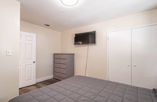 Riverside Apartment | Newly Remodeled 2bedroom Apartment by the Riverside Plaza