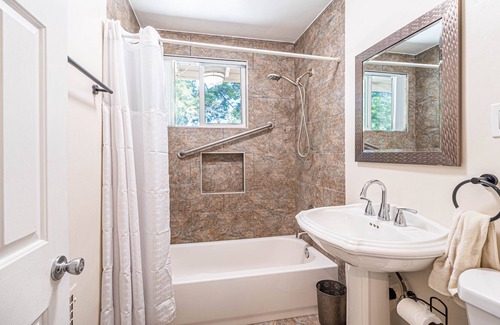 Riverside Apartment | Newly Remodeled 2bedroom Apartment by the Riverside Plaza