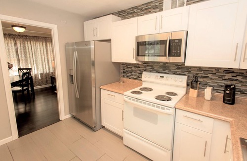 Cottondale House | Newly Remodeled 3 Bedroom 1 bath 5 miles from UA Great monthly rates!