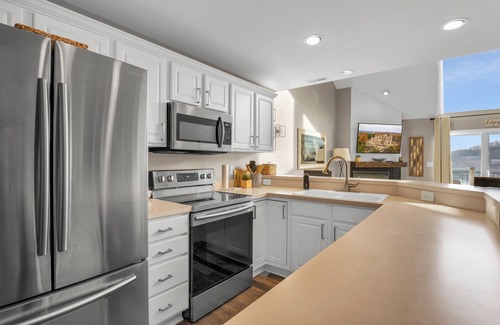 Camdenton Condo | Newly remodeled 4BDR/3BA modern condo with 12x28 BOAT SLIP