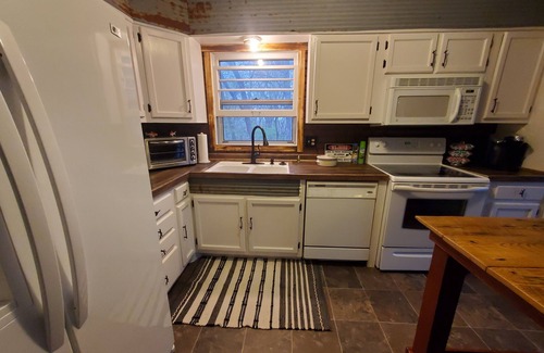 Cassville House | Newly Remodeled and Furnished 1 mile from Roaring River St Park!
