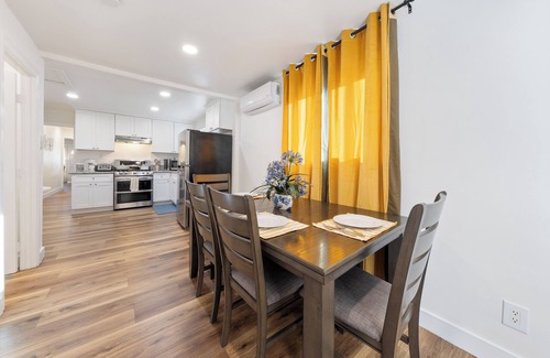 Placentia House | Newly Remodeled Chic 2BR Home -Wifi, Smart TV, Kitchen & Parking near Disneyland