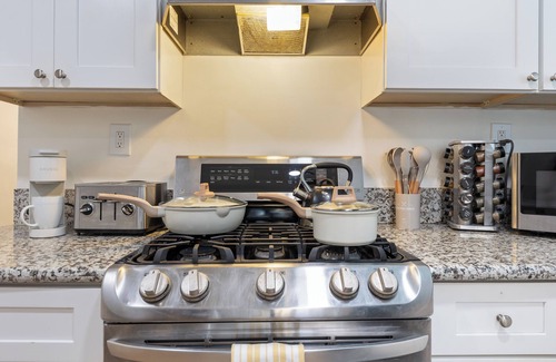 Placentia House | Newly Remodeled Chic 2BR Home -Wifi, Smart TV, Kitchen & Parking near Disneyland