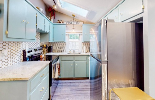 East Wareham House | Newly remodeled cottage with hot tub, HOA beach & great deck space