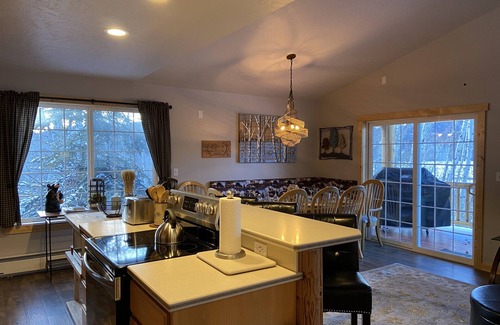 Island Park Cabin | NEWLY Remodeled Cozy Getaway Cabin w/Hot Tub, only 15 minutes to YELLOWSTONE NP!