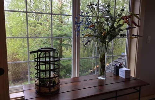 Island Park Cabin | NEWLY Remodeled Cozy Getaway Cabin w/Hot Tub, only 15 minutes to YELLOWSTONE NP!
