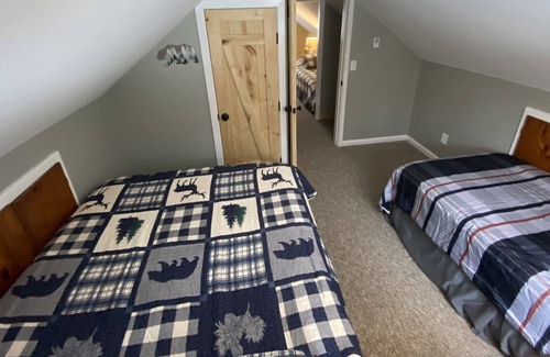 Columbia House | Newly remodeled cozy camp, close to town, trail access