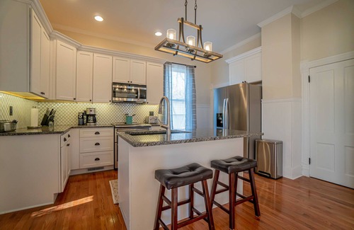 Washington House | Newly remodeled historic house just steps from the WASHINGTON SQUARE! Sleeps 10!