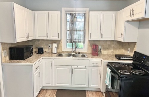 Kent Cottage | Newly Remodeled Lakeside Cottage in Kent!
