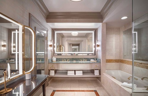 Las Vegas Hotel | Newly Remodeled Luxury King Suite at The Venetian Resort Las Vegas
