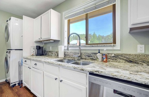 Woodland Park Cabin | Newly remodeled Mountain Cabin w/AC/Charis Bible College/AWM/Pikes Peak/King bed